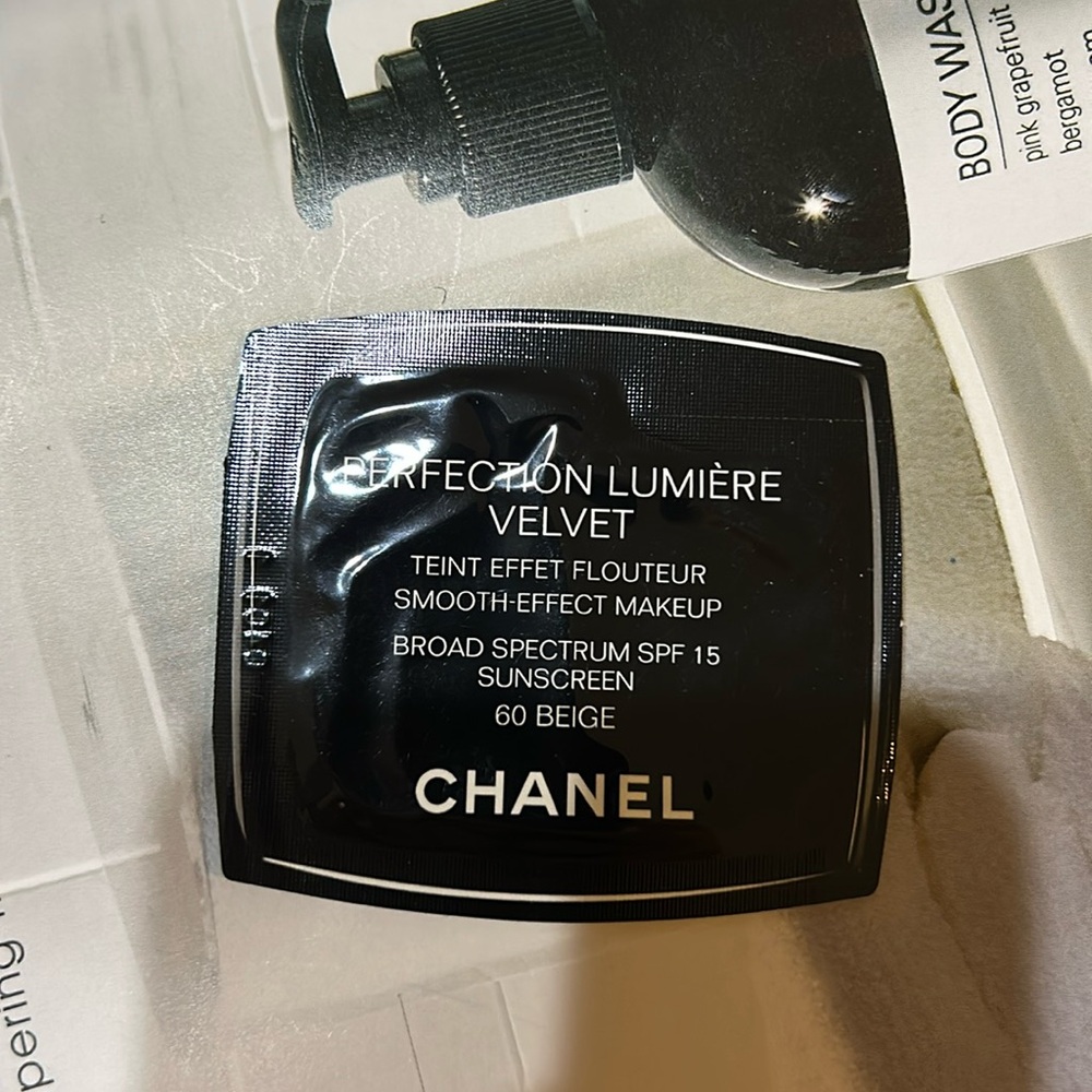 CHANEL perfection Lumiere Velvet Smooth effect Foundation # 60 Beige SPF 15